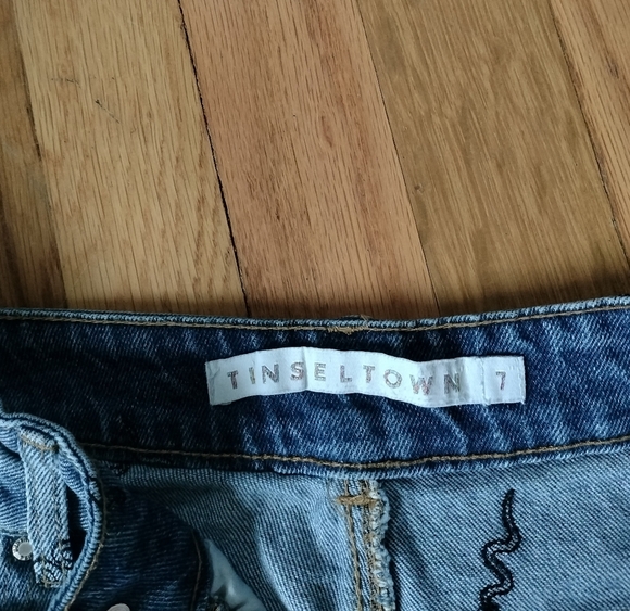 Tinseltown Light Blue Ankle Jeans with Black Embroidery Snak Design - Picture 8 of 8